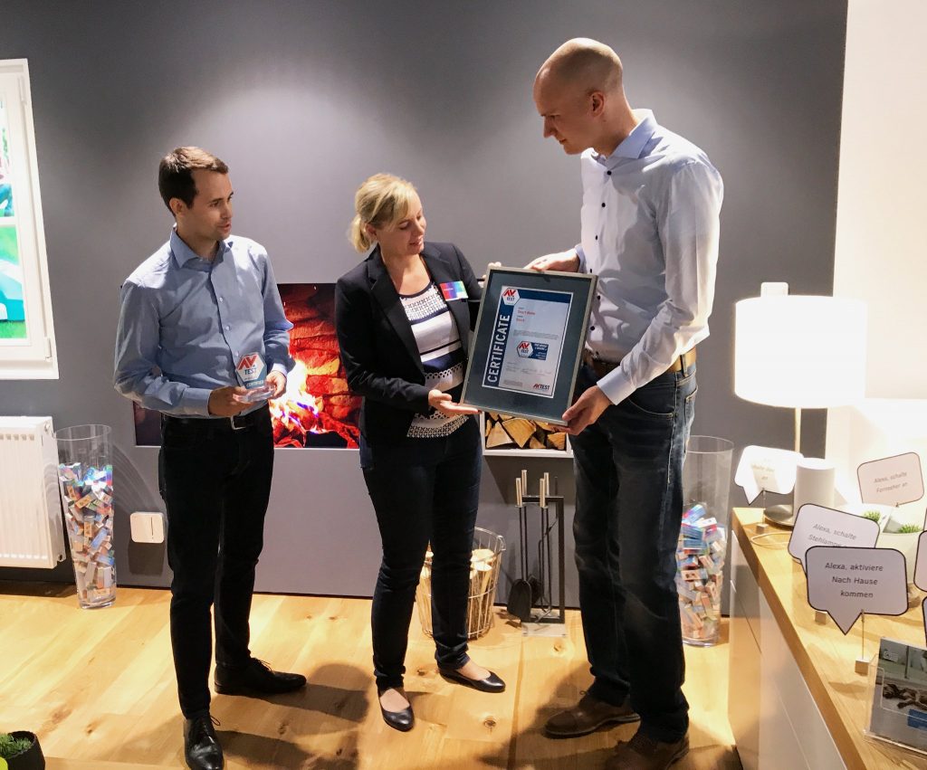 AV-TEST awards Bosch Smart Home as "Approved Smart Home Product". Andrea Fluhr, Senior Communication Manager takes over the certificate.