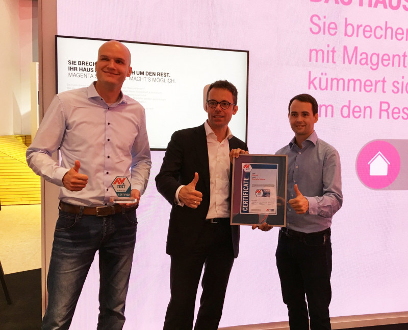 Carsten Steigleder, Senior Manager Smart Home der Deutschen Telekom, erhält das Zertifikat für die QIVICON Smart Home Plattform.