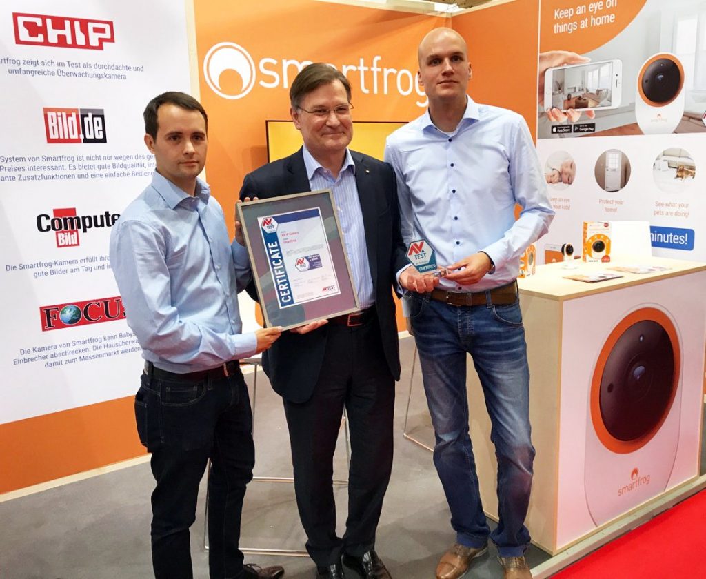 Charles Fränkl, CEO at Smartfrog, receives the AV-TEST certificate fort the Smartfrog IP Camera.