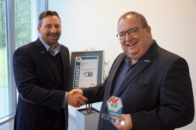 Bernd Grohmann, Executive Vice President und CEO von eQ-3, nimmt das Zertifikat für die HomeMatic IP-Plattform von Olaf Pursche, CCO bei AV-TEST, entgegen.