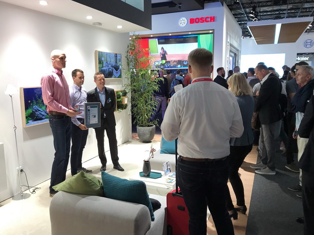 The IFA visitors showed great interest in secure smart home products at the Bosch booth. Heiko Fuellemann, Director Portfolio Management Bosch Smart Home, receives the certificate from Maik Morgenstern and Eric Clausing, Director of IoT-Labs from AV-TEST.