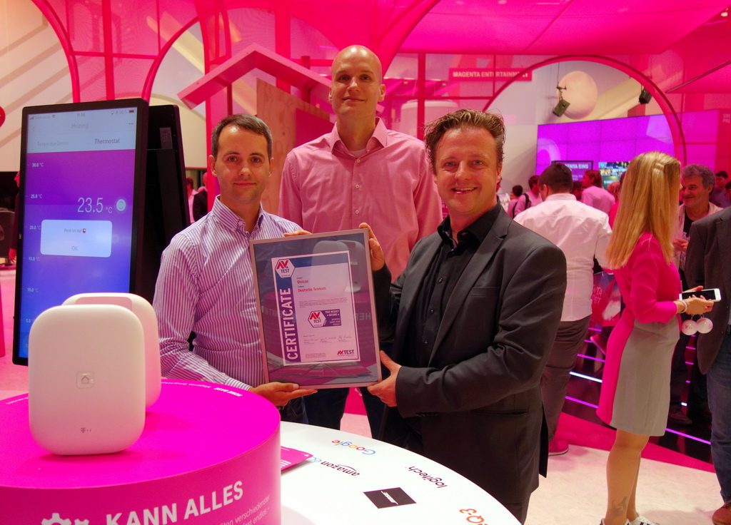 Deutsche Telekom AG has been entrusting the IT security of its products to AV-TEST experts since the very beginning. Dominik Knortz, Head of Consumer IoT Hardware, receives the certificate for the re-passed test.