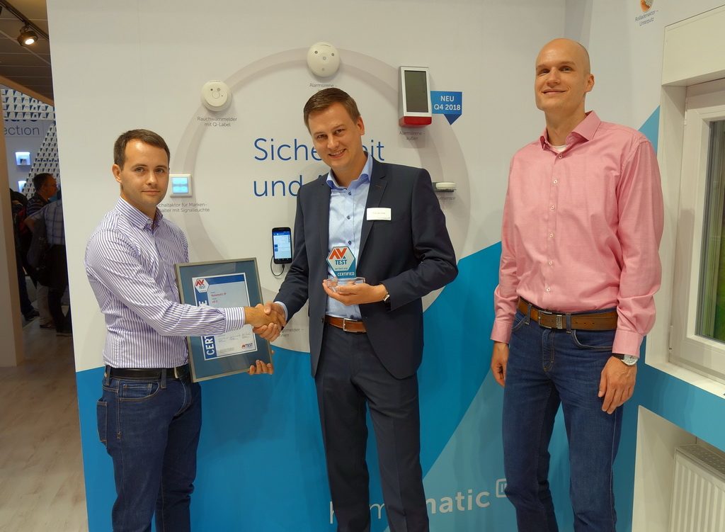 The security of their products has always been one of the selling points of the eQ-3 smart home professionals. Tido de Vries, Product Manager Smart Home eQ-3 AG, takes the re-issued certificate.